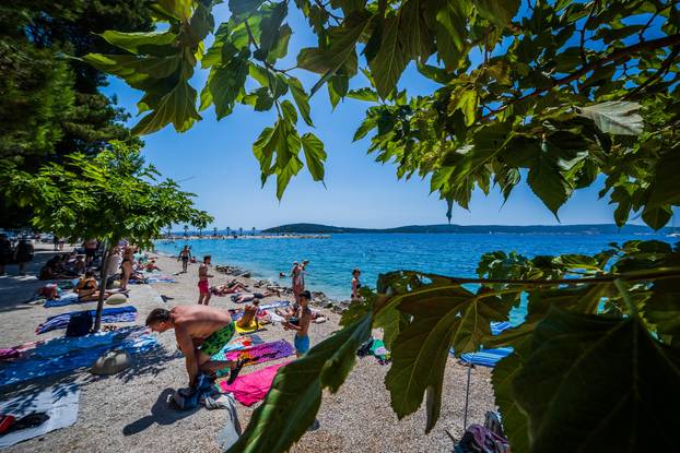 Gužva na splitskoj plaži Kasjuni podno Marjana