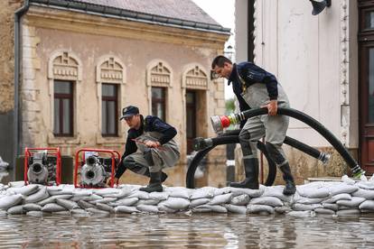 FOTO Pogledajte kako izgleda Hrvatska Kostajnica: Una poplavila više dijelova grada