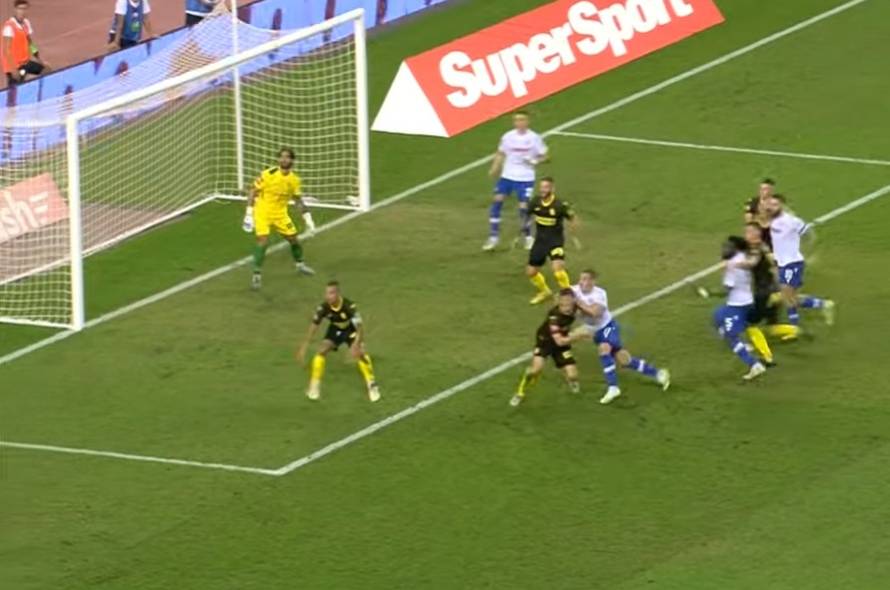 ANKETA Je li stoper Hajduka trebao dobiti crveni karton i jesu li 'bili' oštećeni za penal?