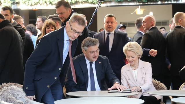 Zagreb: Andrej Plenković i  Ursula von der Leyen  na Trgu bana Jelačića popili  kavu i platili eurima