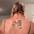 Tetovirala je anđela čuvara na leđima, ali svi vide nešto jako prosto:  'Molim vas, prestanite'