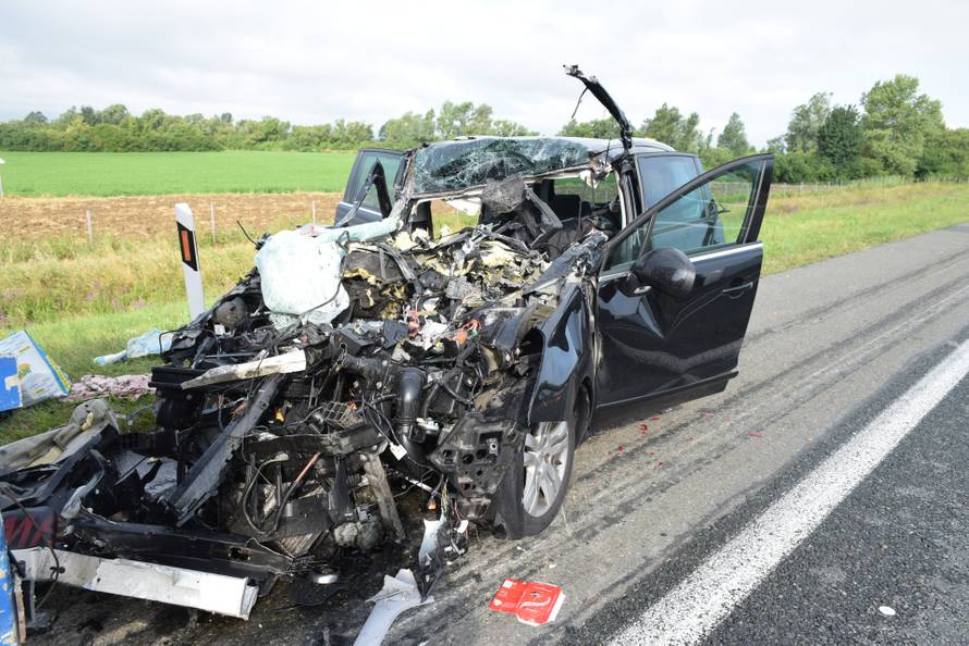 Autom podletjeli pod kamion, cijela obitelj završila u bolnici