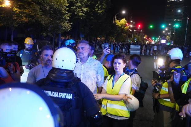 Beograd: Policija rastjerala građane koji su bili okupljeni u Ulici Kneza Miloša, nekoliko građana ozlijeđeno