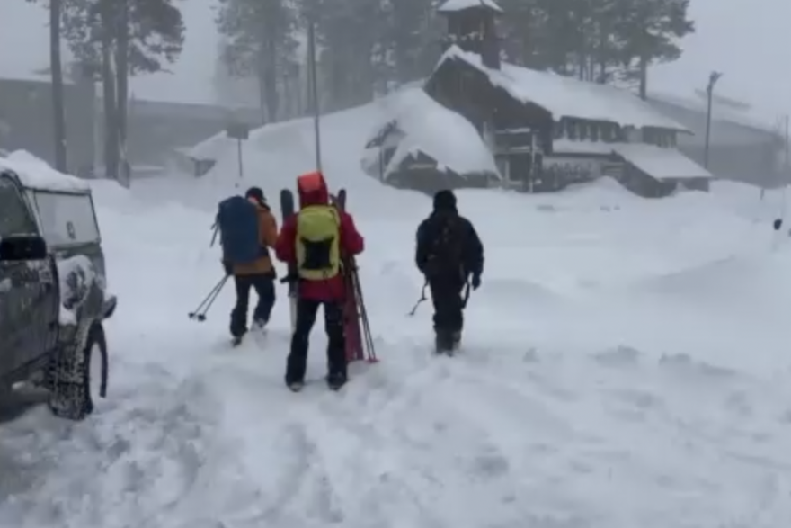 Spasila&ccaron;ka ekipa kre&cacute;e nakon &scaron;to su skija&scaron;i ostali zarobljeni u lavini u Kaliforniji