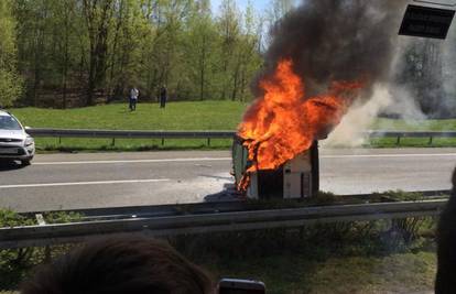 Sudar dva automobila na A1: Jedan je u potpunosti izgorio