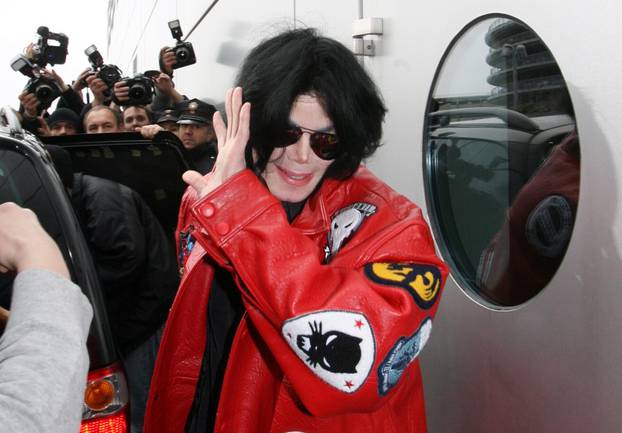Michael Jackson leaves Hamburg