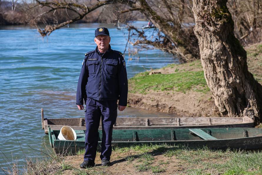 24sata Hrvatska Kostajnica: Policajci koji su prvi pronašli migrante koji su spašeni iz rijeke Une