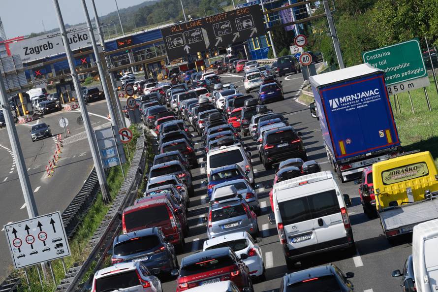Zagreb: Pojačan promet u smjeru prema moru ispred NP Lučko