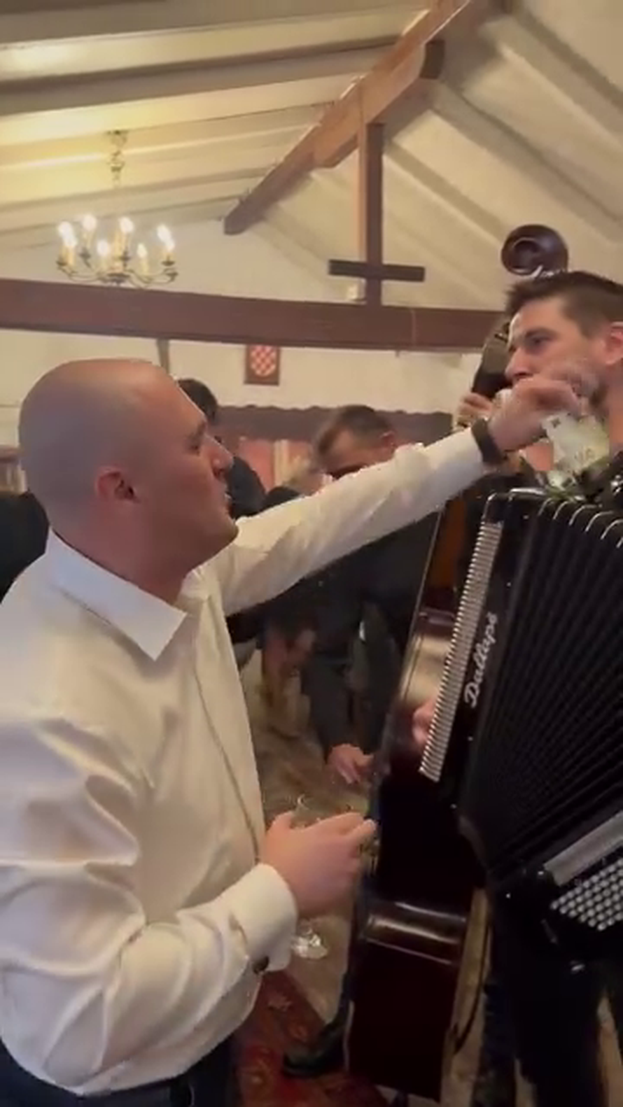 VIDEO Dao djetetu da puca iz puške, sad na rođendanu pjeva: 'Tjeraju me do tamnice puste...'