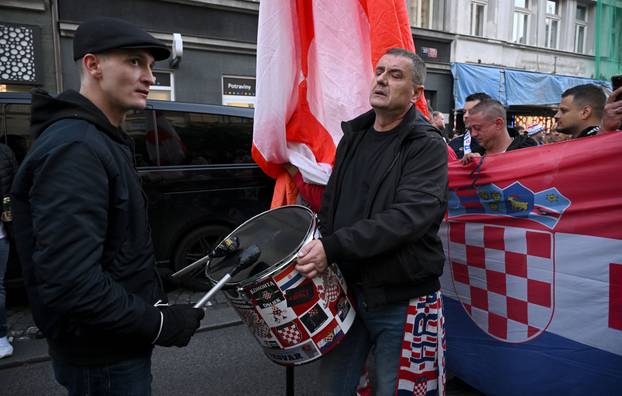 Prag: Hrvatski navijači u korteu idu do stadiona