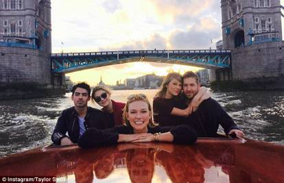 Taylor je s Calvinom i slavnim prijateljima 'zaplovila' Temzom