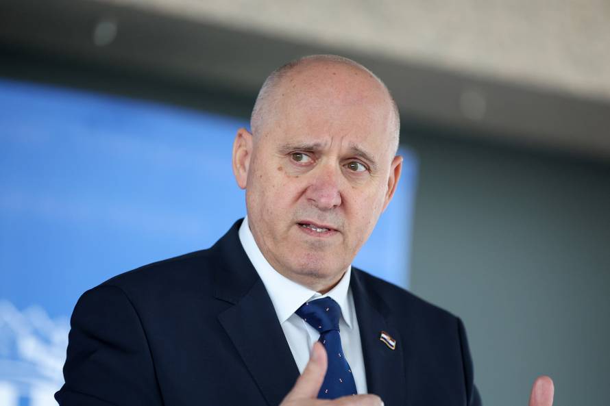 Branko Bačić obratio se medijima nakon sjednice Vlade