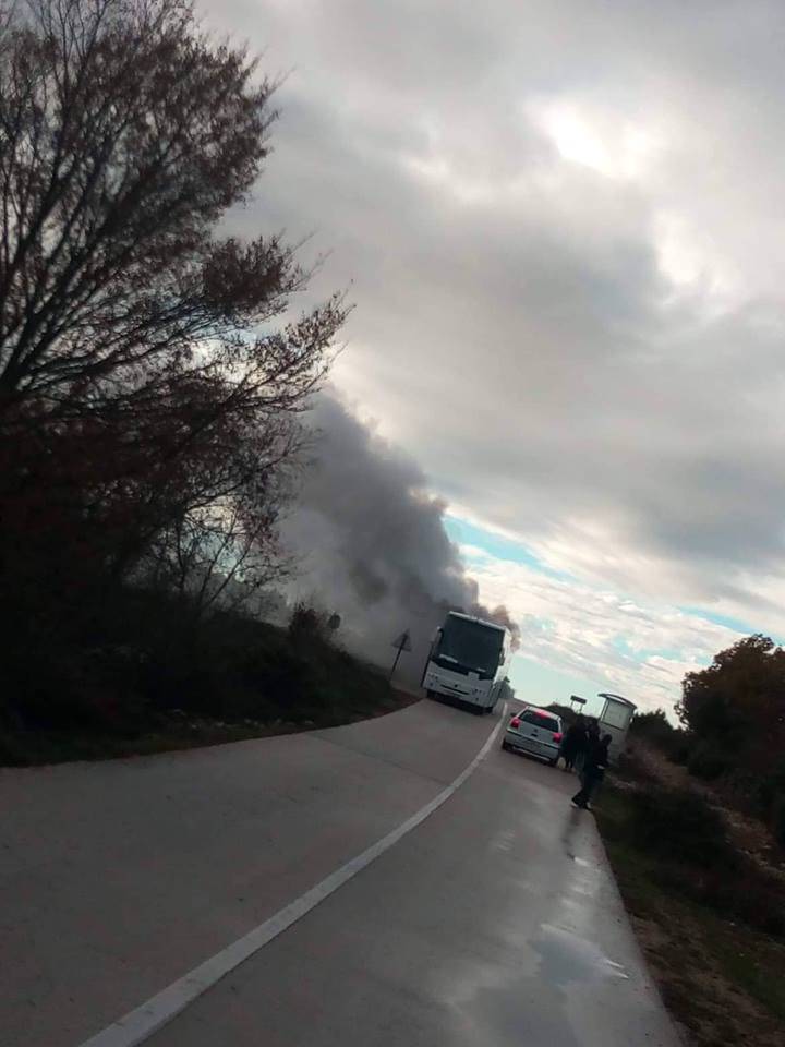 Kod Šibenika je planuo autobus u vožnji, nitko nije ozlijeđen