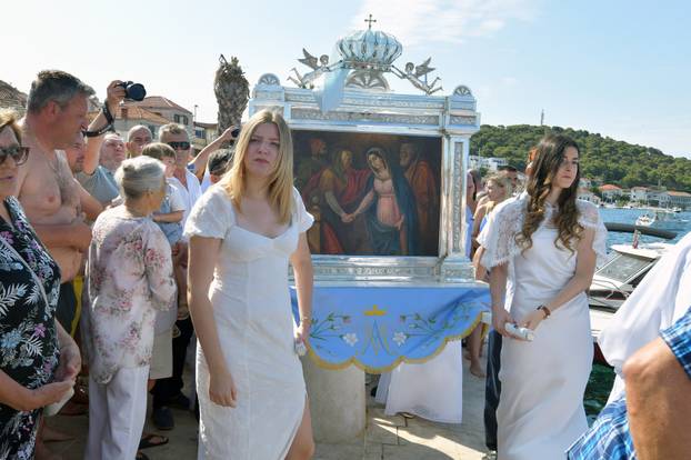 Rogoznica: Ispra?aj Gospe od Kapelice