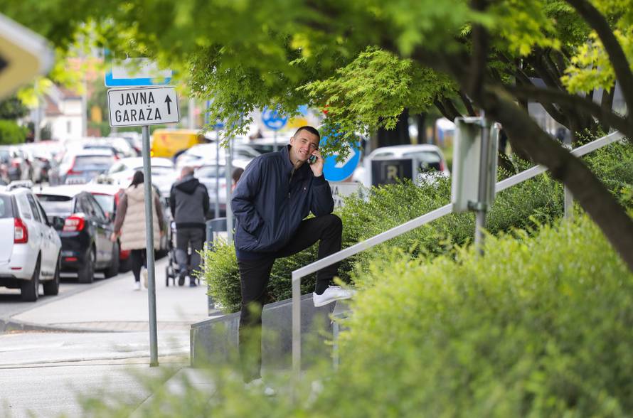 EKSKLUZIVNO: Zagreb: Ivan Penava nakon izborne no?i ispred hotela International gdje je bio stožer DP-a