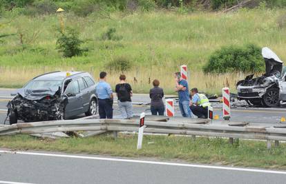 Sudarila se tri auta: Muškarac poginuo, drugi teško ozlijeđen