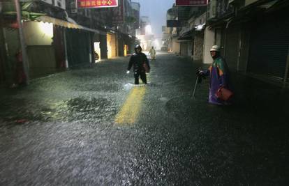 Tajfun je pogodio Tajvan, u jakoj oluji poginulo troje 
