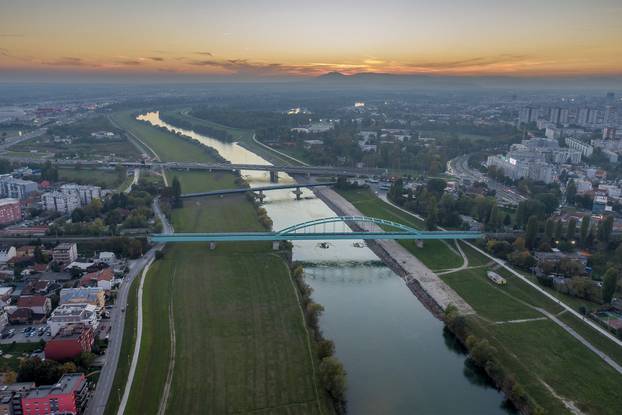 Zagreb: Pogled iz zraka tijekom noći na Hendrixov, Savski i Jadranski most