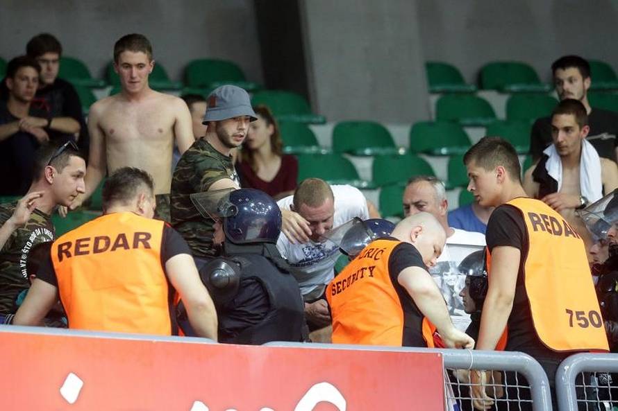 Frka u dvorani: Zadrani palili zastave i tukli se s policijom