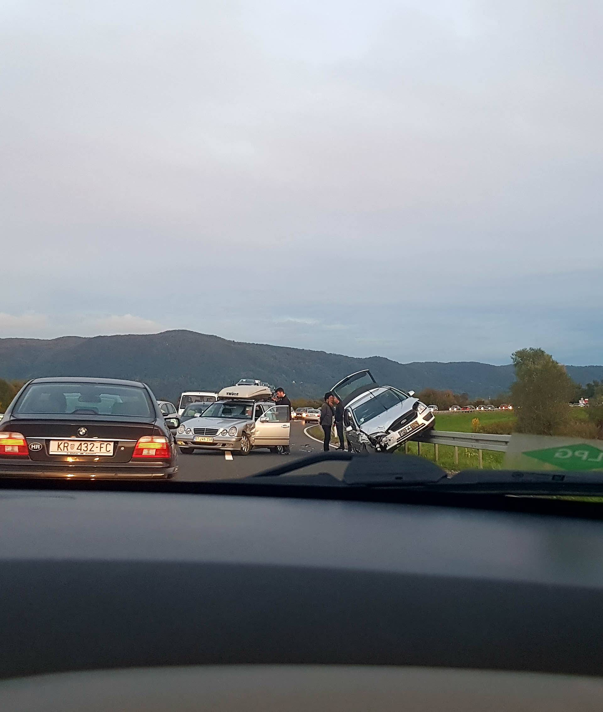 Sudar kod Westgatea: Od siline udarca auto završio na braniku