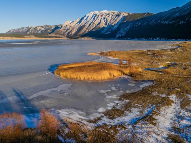 Pogled iz zraka na Park prirode Blidinje i zaleđeno jezero