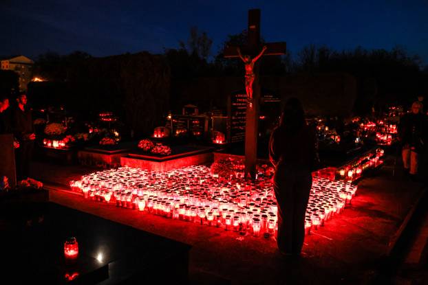 Zagreb: Trepet svijeća u sumrak na groblju Stenjevec na blagdan Svih svetih