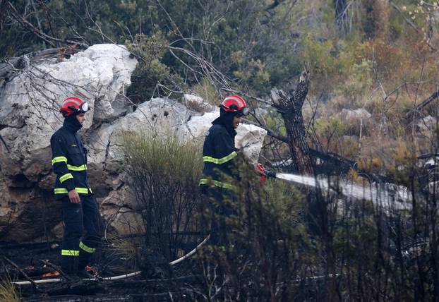 Od ponoći traje borba s požarima na šibenskom području