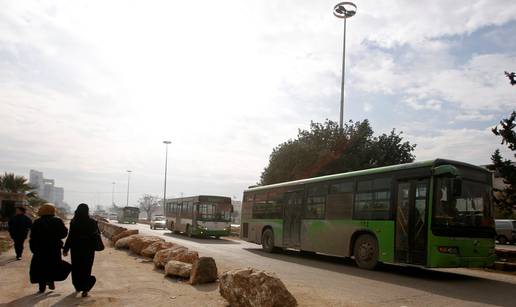 Autobusi počeli ulaziti u Alep kako bi se nastavila evakuacija