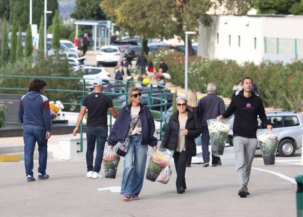 Šibenik: Na blagdan Svih svetih gra?ani posje?uju grobove svojih najmilijih