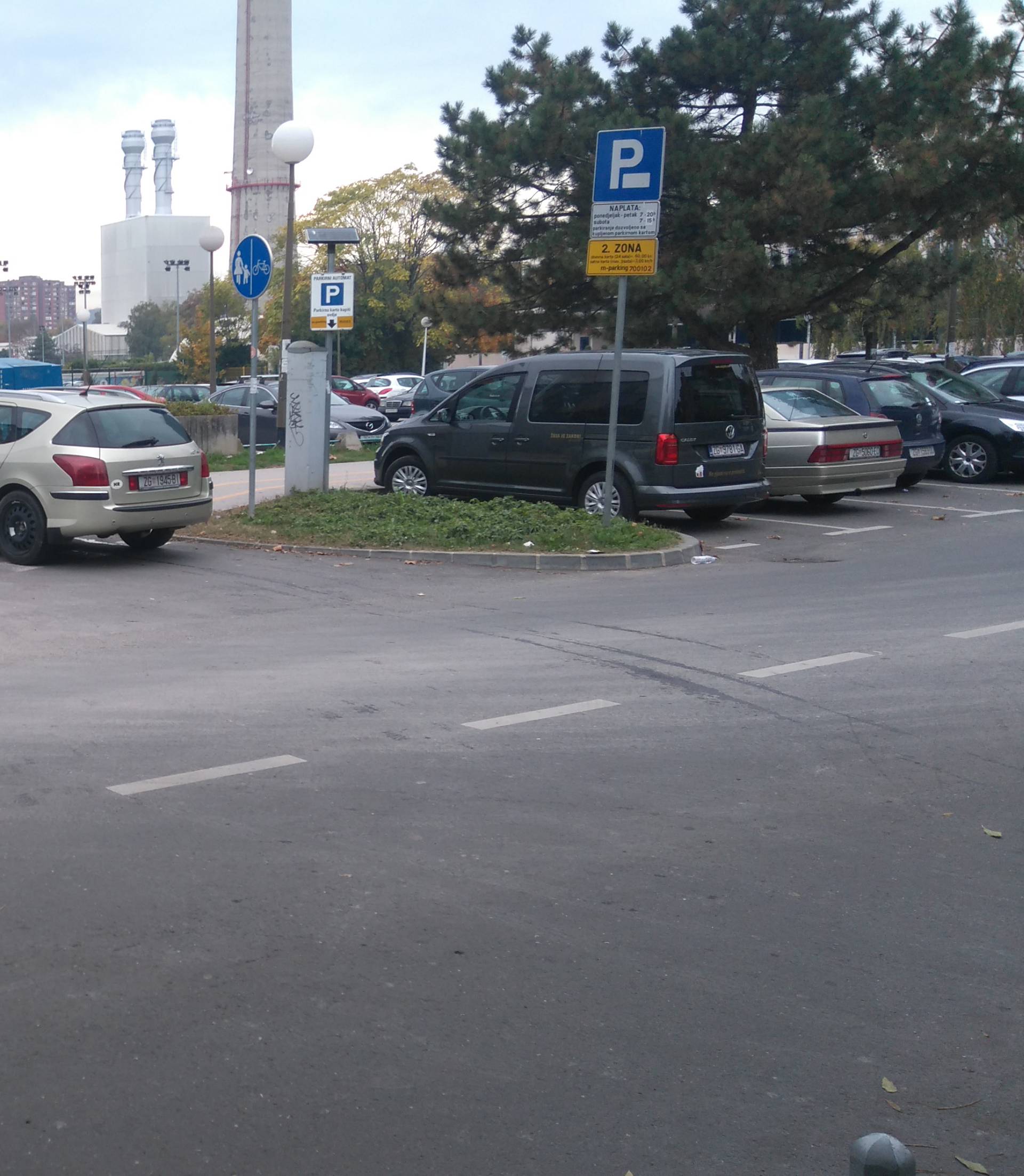Usred bijela dana u Zagrebu: Automobil mu planuo u vožnji