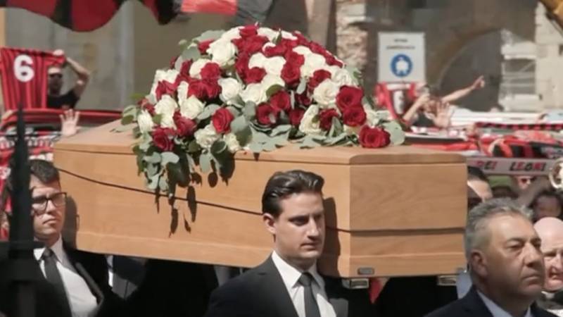 'CIAO CAPITANO' Baklje, šalovi, dresovi: Ovako su se Milanisti oprostili od velikog Baresija...