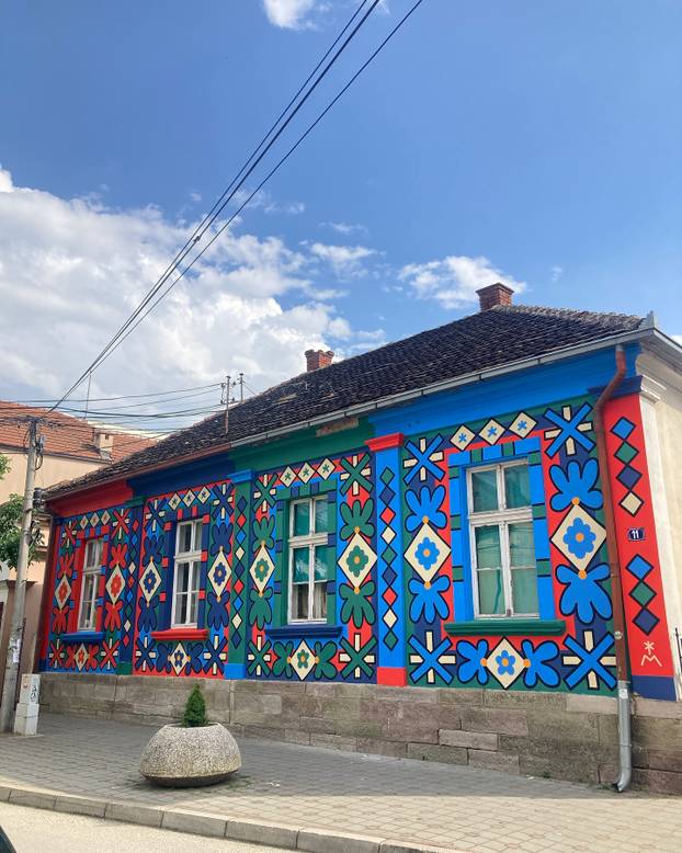 FOTO Grad pretvoren u galeriju: Pogledajte predivne murale na kućama i zgradama u Čačku