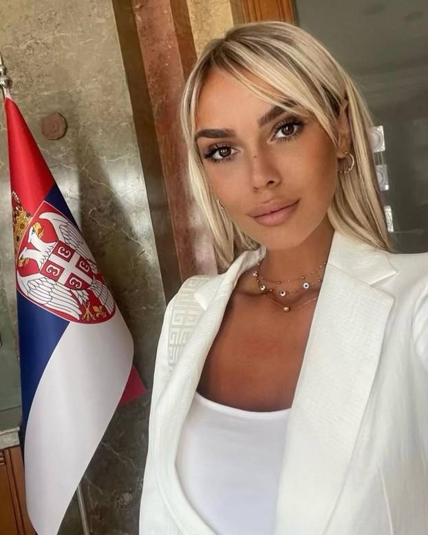 FOTO Obožava Vučića i Putina. Srpska političarka: Ružni bi da se politikom bave samo gabori!'
