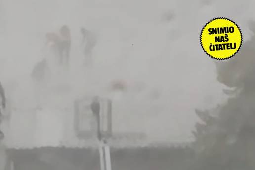 VIDEO Strani radnici popravljali krov u Zagrebu, a onda je naišla oluja: 'Mislili smo da su gotovi'