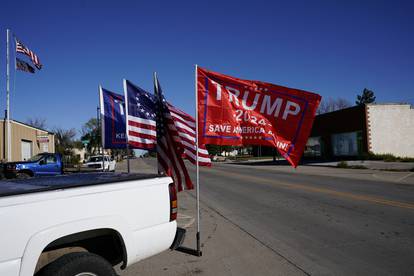 FOTO Evo kako izgledaju izbori u Americi: Gužve, bizarne lutke Trumpa, a 'glasuju' i mačke