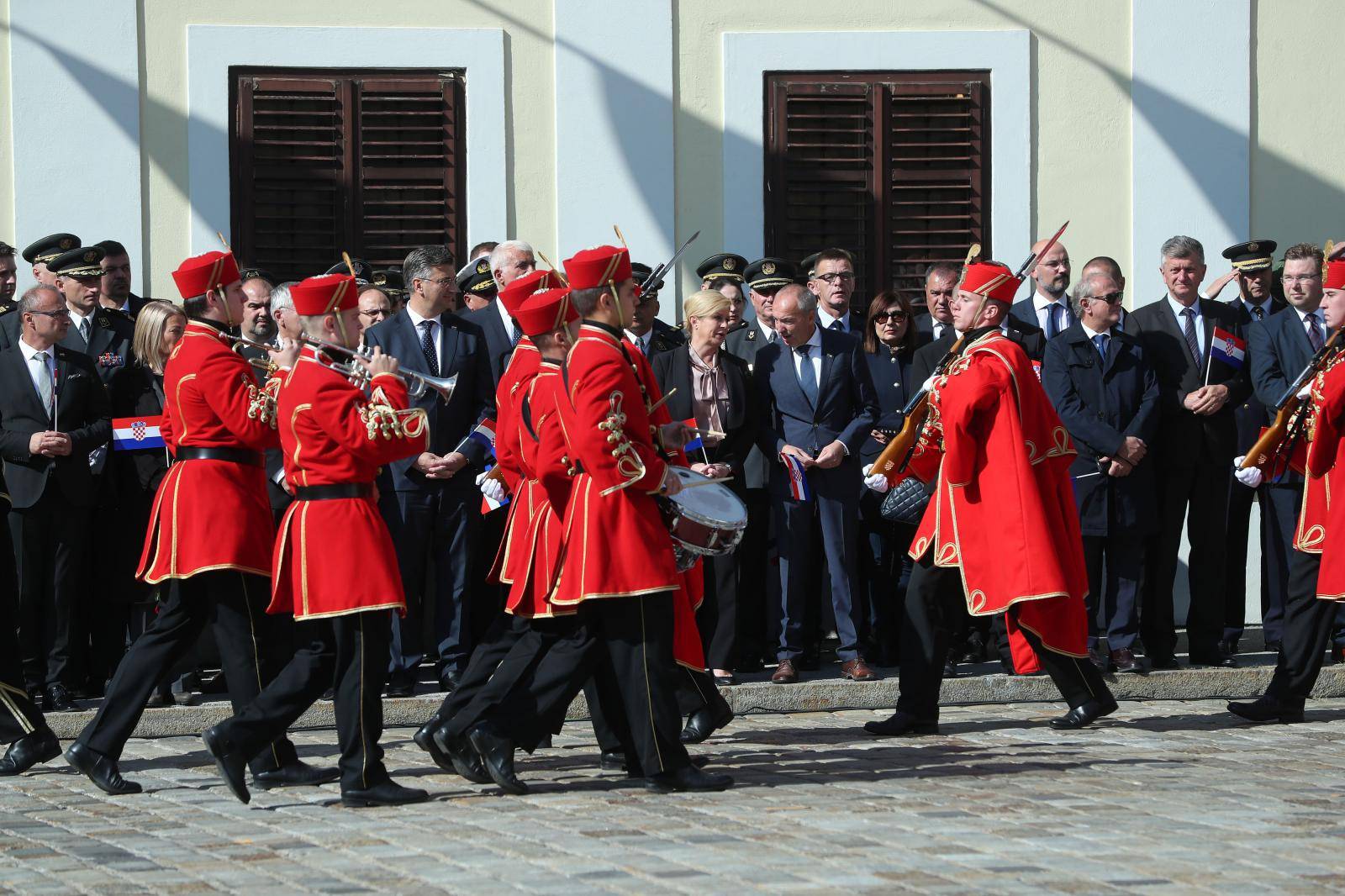 Kolinda pjevala, HNS nije niti došao, premijer na misi šaptao