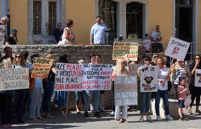 VIDEO Zaposlenici pulskih vrtića prosvjedovali ispred Komunalne palače: 'Poštujte nas i zakone!'