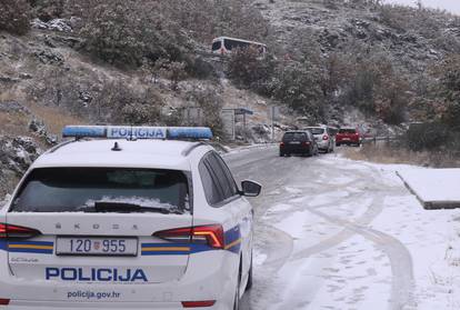 FOTO Prometni kolaps u Klisu: Snijeg, led i bura omeli vozače