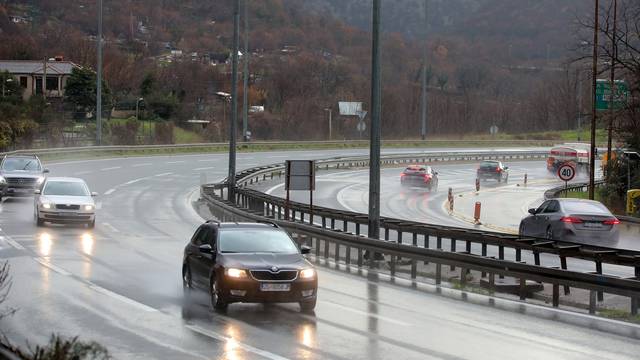 Rijeka: Otežan promet zbog mokrih i skliskih kolnika