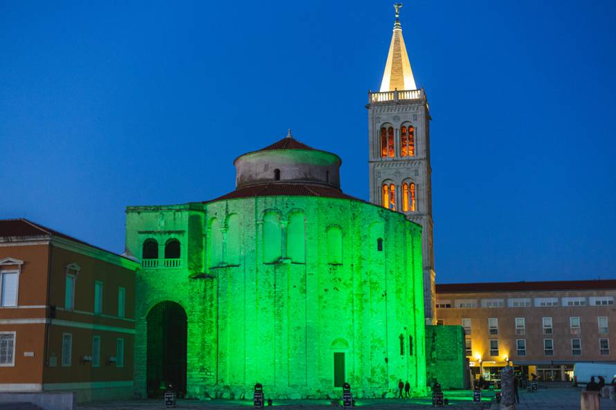 Na Dan svetog Patrika čak su i dizalice u Rijeci  - pozelenile...