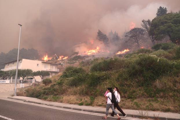 Buknuo veliki požar u Pisku, vatra došla do kuća