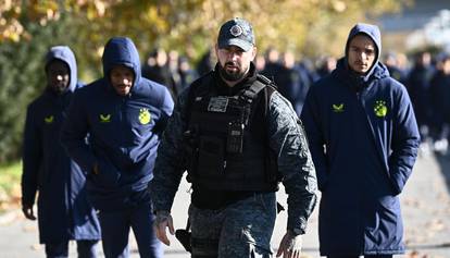 FOTO Zabundani dinamovci uz pratnju specijalne policijske jedinice prošetali Bratislavom