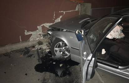 BMW-om se zabio u obiteljsku kuću i potpuno smrskao auto