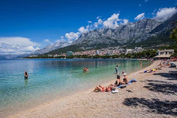Turisti uživaju u kupanju na gradskoj plaži u Makarskoj