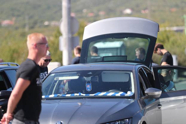 Okupljanje navijača Dinamana izlazu s A1 kod Dugopolja