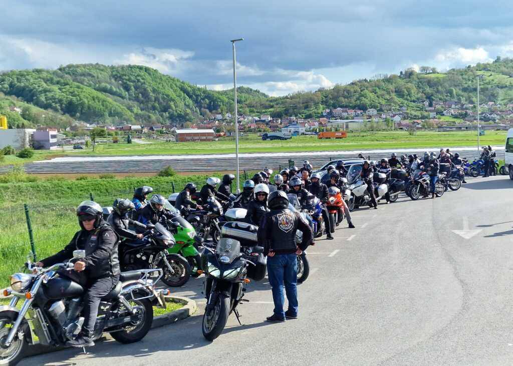 FOTO Tuga kraj Požege: Brojni motoristi i članovi obitelji se oprostili od Krešimira i Anite