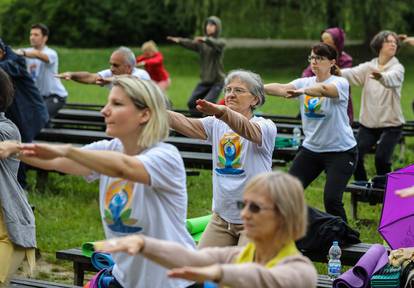 Međunarodni dan joge: U parku Maksimir građani su besplatno vježbali, kiša im nije smetala