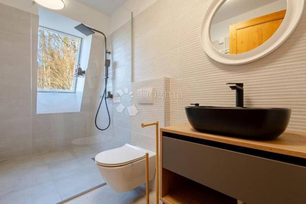 FOTO Ova vila na malom brežuljku u Delnicama nudi luksuz i užitke cijele godine