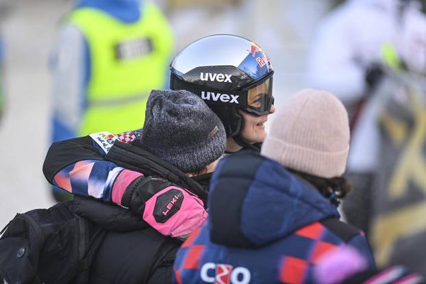 Kranjska Gora: Zrinka Ljutić u ciljnoj ravnini s bakom i djedom