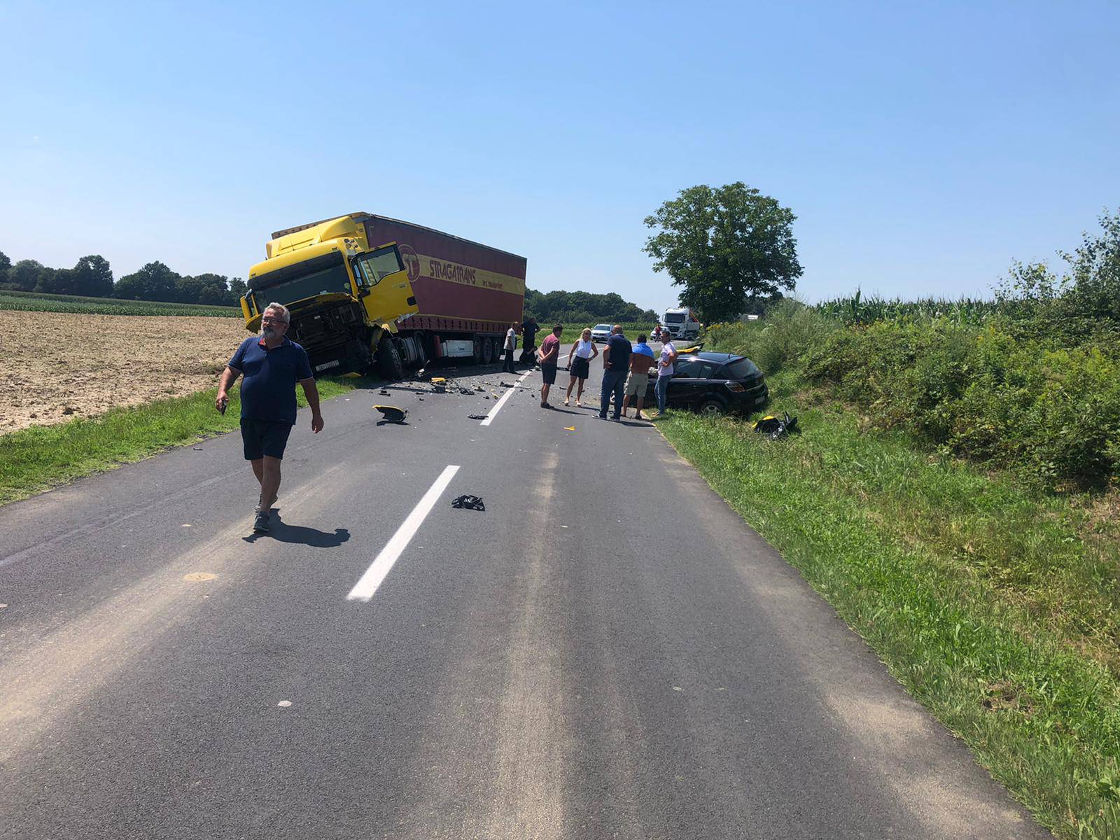 Nesreća kraj Lipika: Sudarili se kamion i auto pa sletjeli u kanal